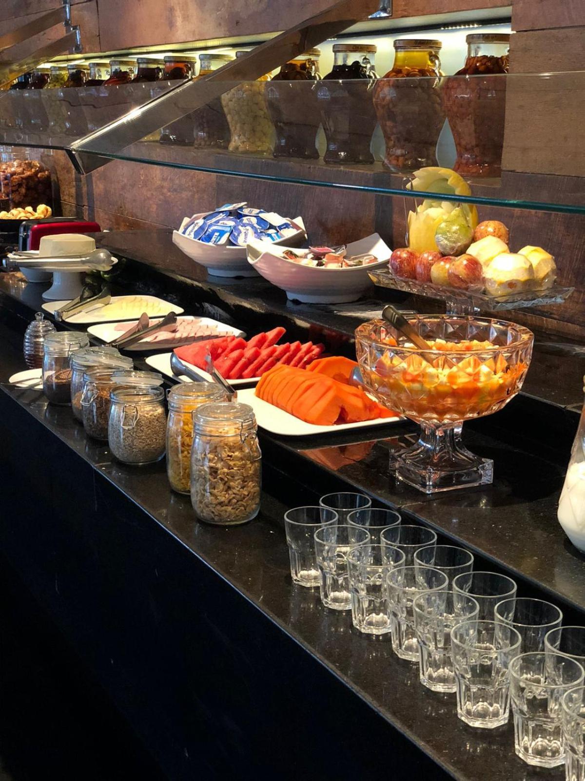 Royal Boutique Savassi Hotel Belo Horizonte Esterno foto A breakfast buffet at a hotel