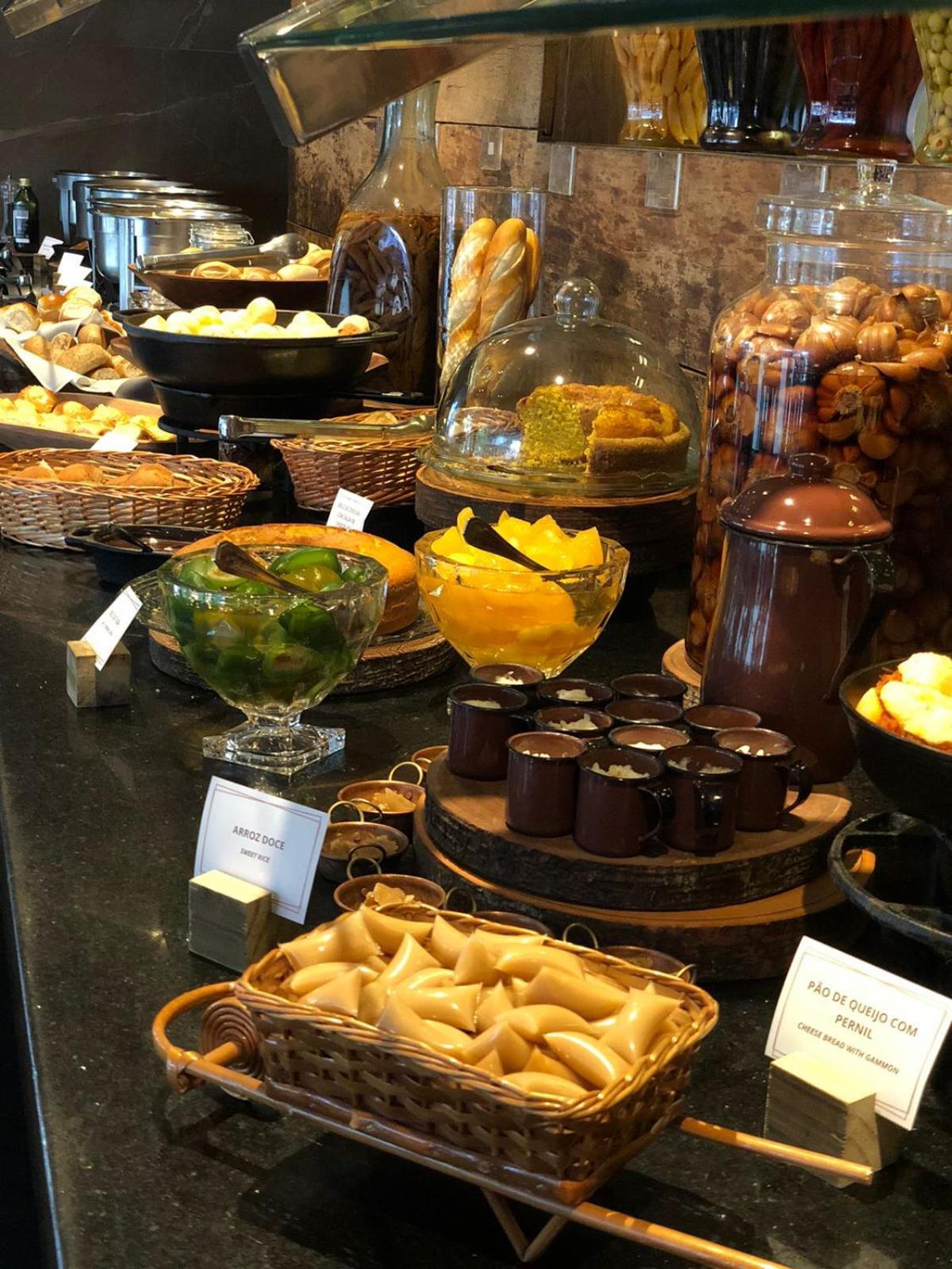 Royal Boutique Savassi Hotel Belo Horizonte Esterno foto A selection of desserts at a buffet