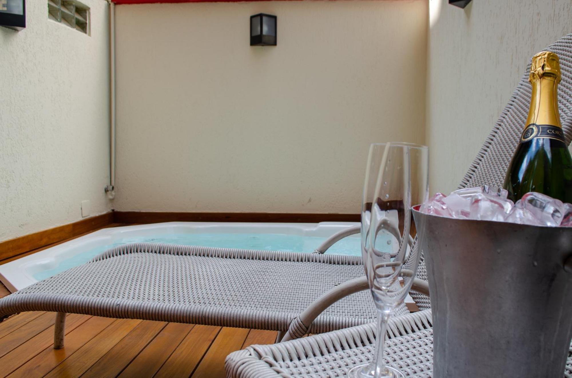 Royal Boutique Savassi Hotel Belo Horizonte Esterno foto A private hot tub at a hotel