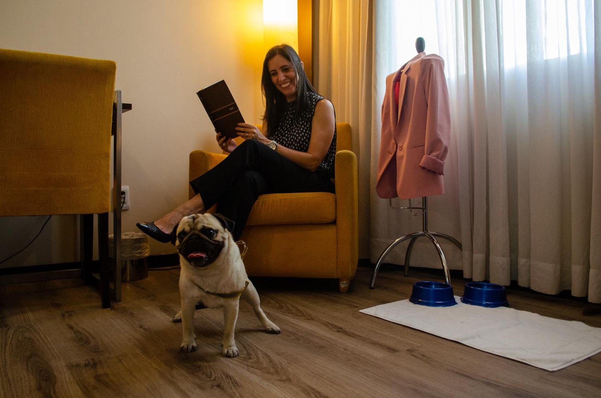 Royal Boutique Savassi Hotel Belo Horizonte Esterno foto A woman with her dog