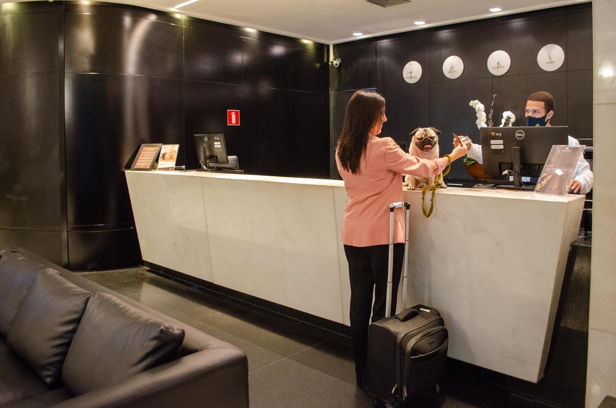 Royal Boutique Savassi Hotel Belo Horizonte Esterno foto A hotel receptionist at work